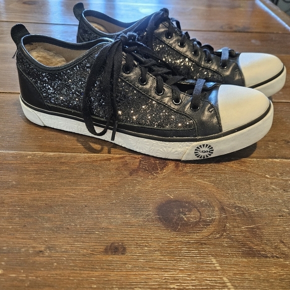 UGG AUSTRALIA EVERA LEATHER & SHEEPSKIN BLACK GLITTER SNEAKERS WHITE OUTSOLES 8 - Picture 1 of 13